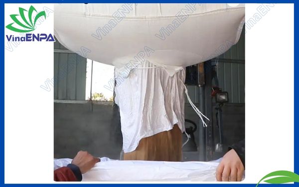Bao lồ khi Xả hàng được thực hiện một cách dễ dàng bởi một ống xả được thiết kế đặc biệt bên dưới bao