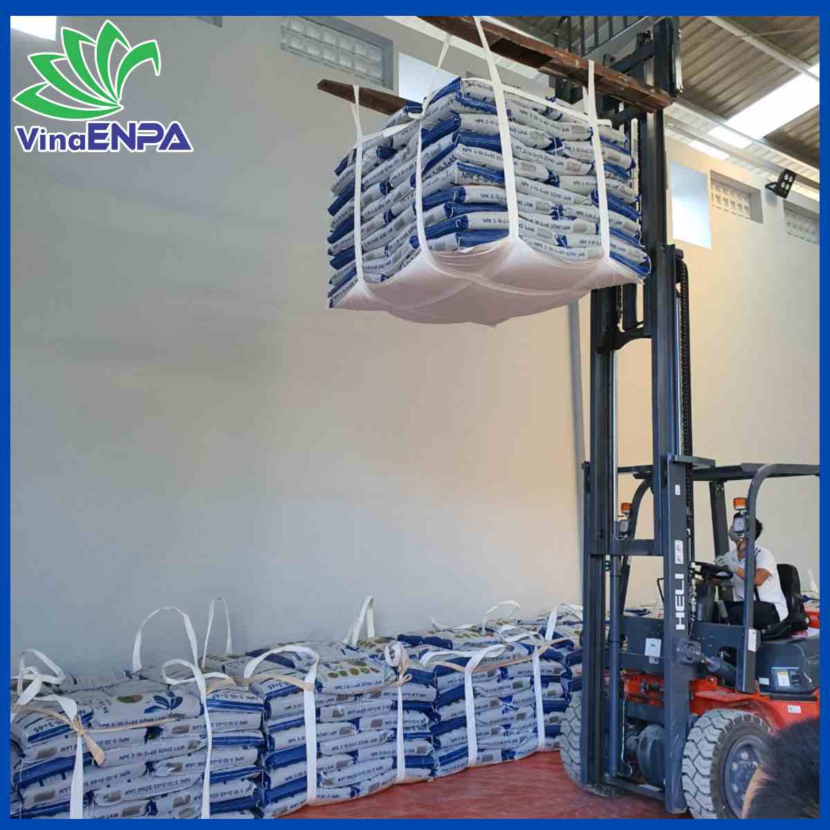 Hình ảnh: Bao Sling của VinaENPA đang trở bao phân 25kg
