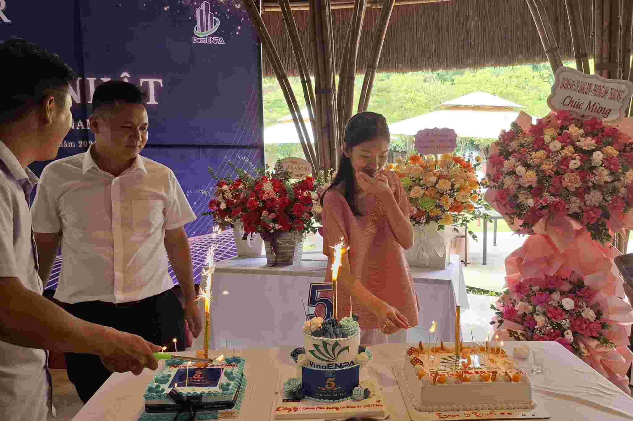 CTHĐQT - Giám đốc Lê Mạnh Cường cùng Vợ cắt bánh sinh nhật