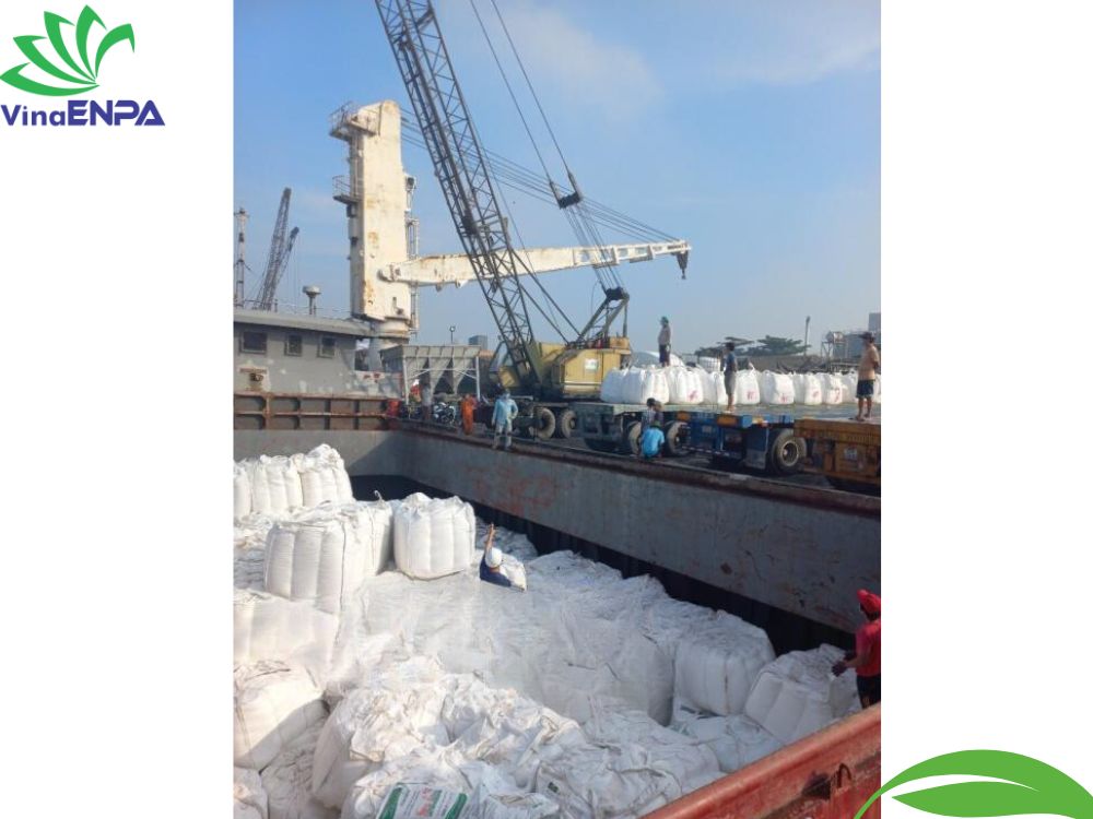 Bao jumbo đựng bột đá vôi đang đóng hàng tại Cảng